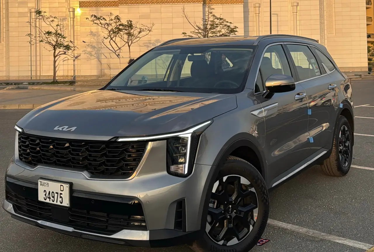 Grey Kia Sorento 2025 front view with Kia grille and LED lighting